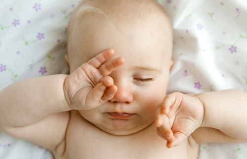 Nguyên nhân dẫn đến mắt trẻ sơ sinh bị ghèn nhiều và cách chăm sóc