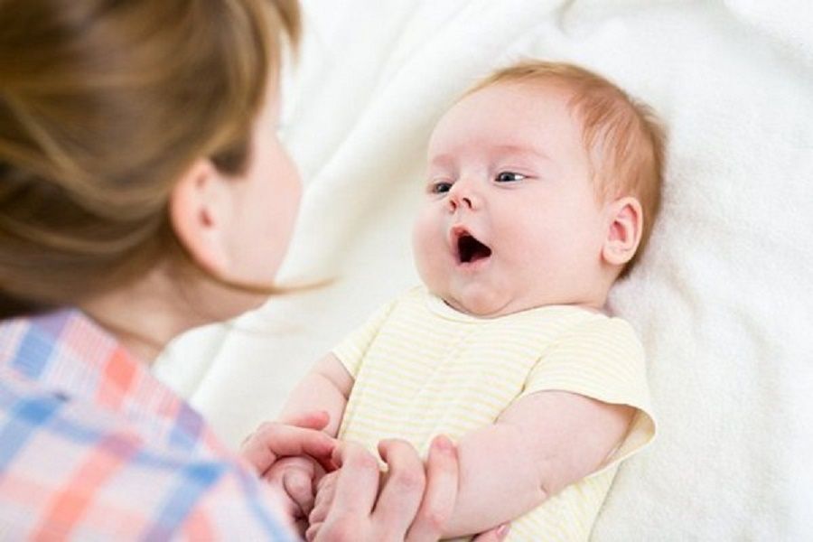 Những cách phát triển trí tuê, thể chất cho bé từ 0-3 tháng tuổi