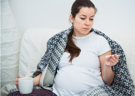 Khi mẹ bầu bị sốt em bé trong bụng có ảnh hưởng không?