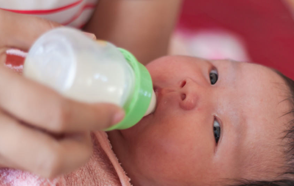 Trẻ sơ sinh khi nào mới được uống nước lọc?