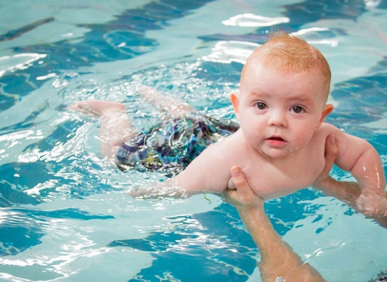 Lợi ích không ngờ khi bố mẹ cho bé sơ sinh tập bơi