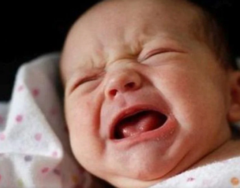 Các dỗ trẻ ơ sinh nín khóc trong vòng 10 giây của bố mẹ 9x