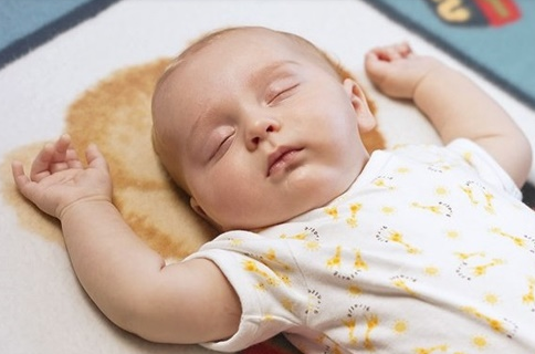 Trẻ sơ sinh khi ngủ nên đặt tư thế nào là tốt nhất?