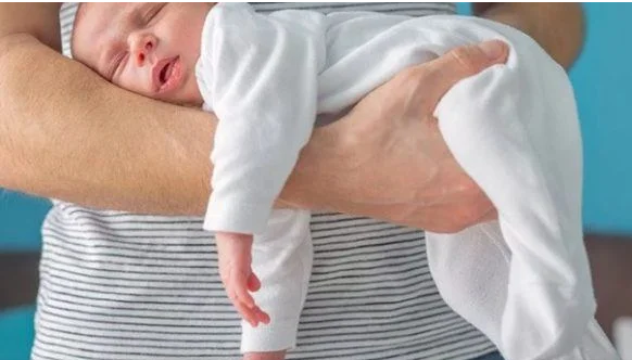 Vỗ ợ hơi cho bé sơ sinh 3 tháng đầu - bước quan trọng giúp bé không khóc và nôn trớ