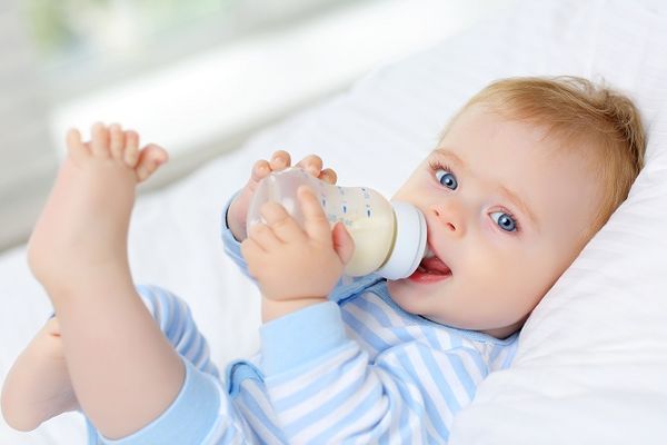 Pha sữa cho trẻ sơ sinh