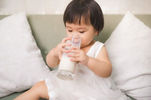 Những điều mẹ cần biết khi bắt đầu cho bé uống sữa tươi tiệt trùng