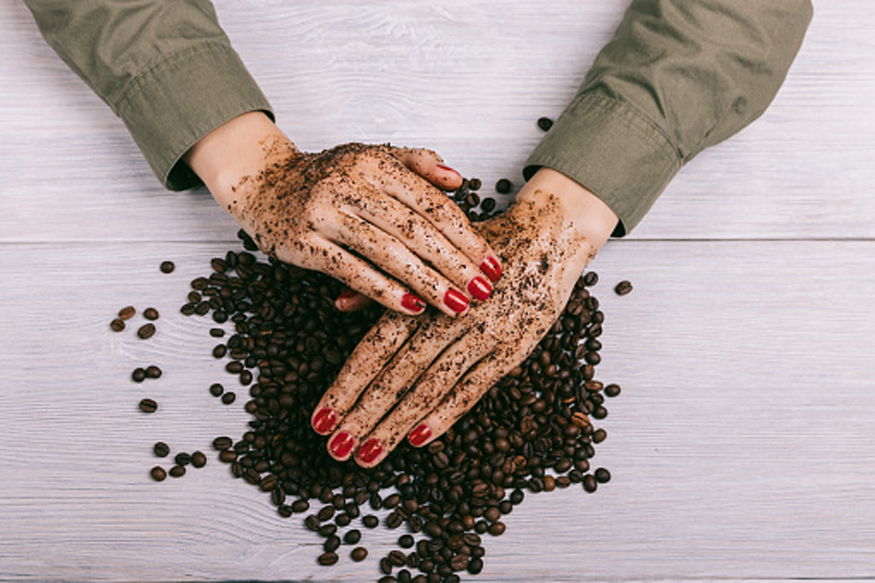 Tẩy da chết bằng bã cà phê có an toàn và hiệu quả tuyệt đối?