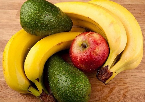 Bé 6 tháng ăn được trái cây gì? Có nên cho trẻ sơ sinh ăn trái cây sớm không?
