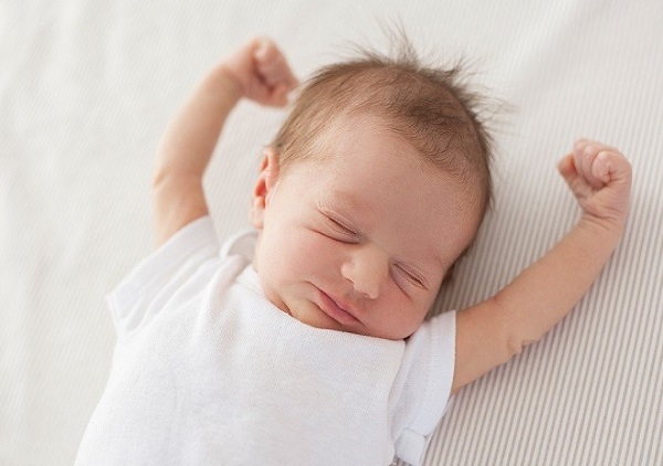 Tại sao trẻ sơ sinh ngủ hay rặn è è và gồng mình đỏ mặt?