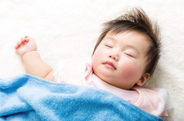 Trẻ sơ sinh ngủ không sâu giấc và cách khắc phục