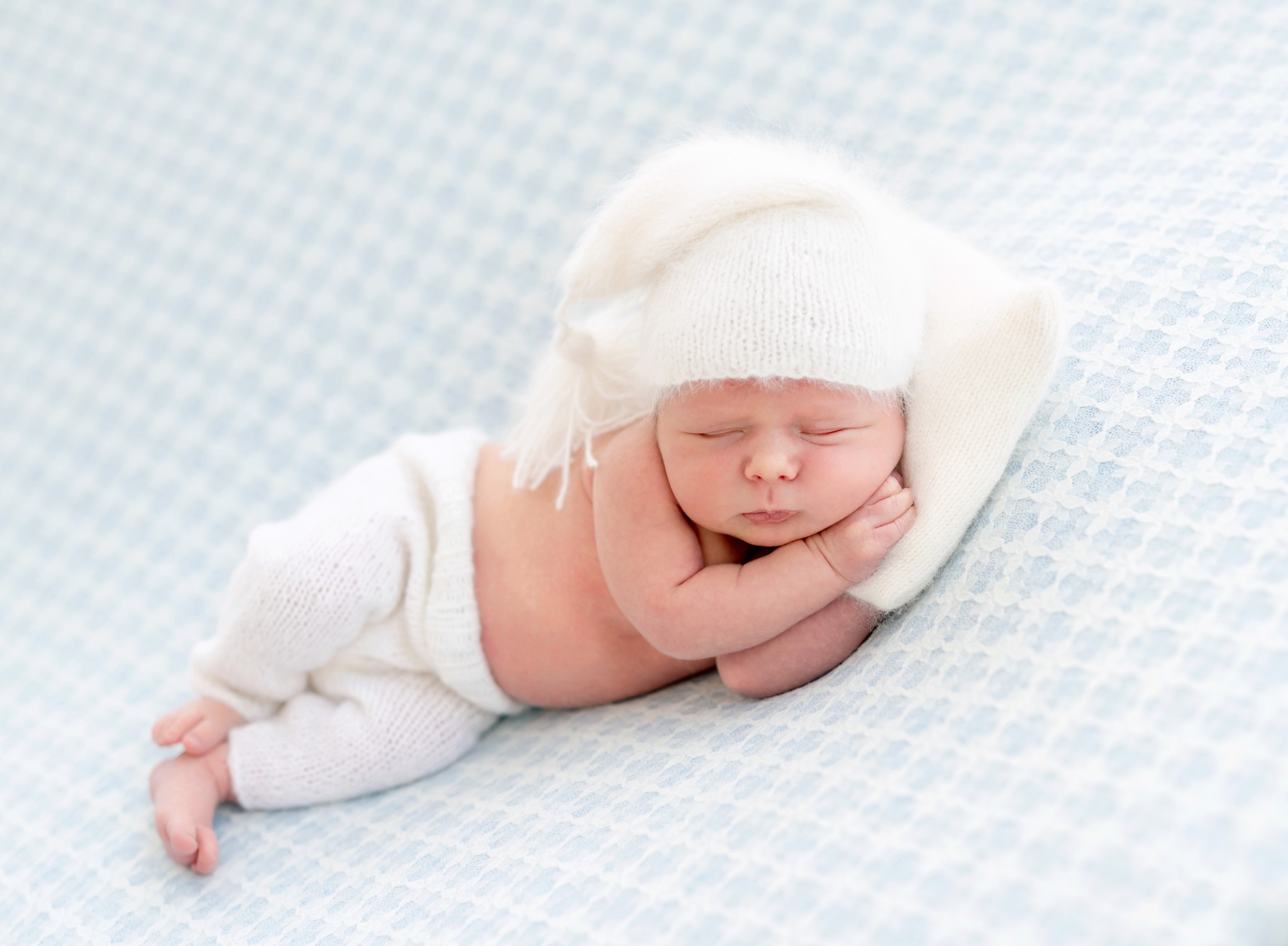 Có nên cho trẻ sơ sinh nằm nghiêng khi ngủ không?