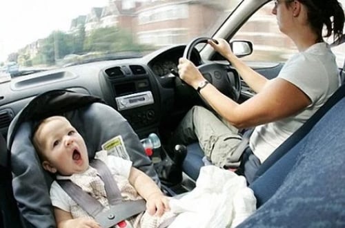 Những sai lầm mà ba mẹ thường mắc phải khi dùng ghế ngồi ô tô cho bé
