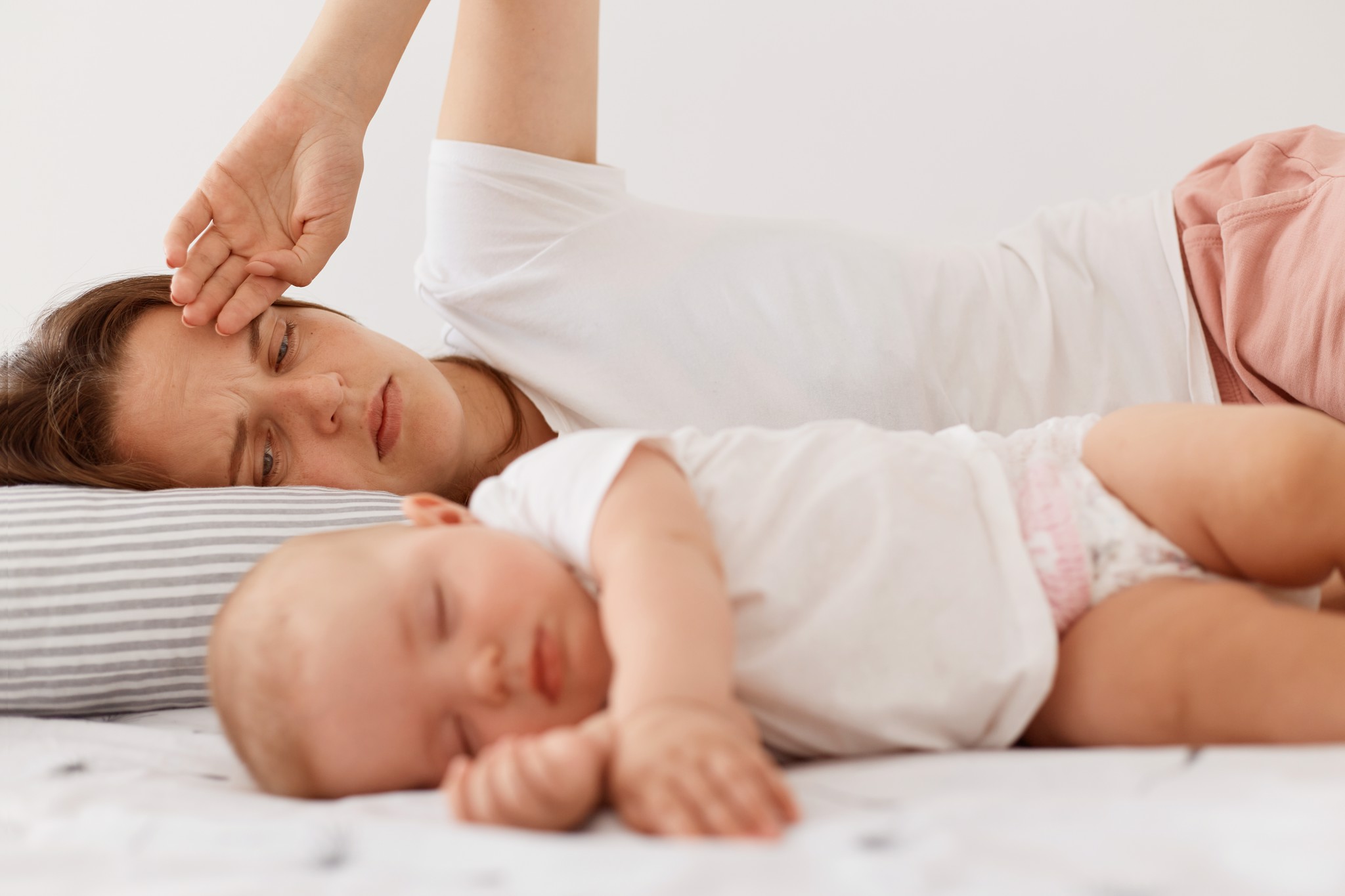 Trẻ sơ sinh ngủ nhiều có sao không? Mẹ nên lưu ý điều này