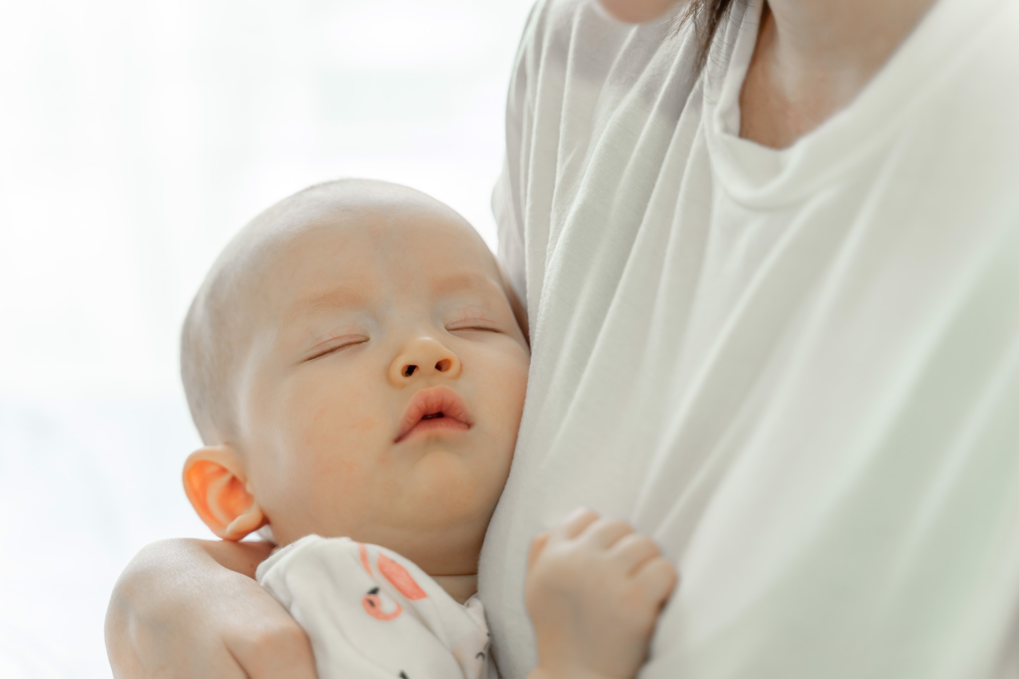 Trẻ sơ sinh bú ít ngủ nhiều có tốt không - Mẹ cần phải làm gì ?