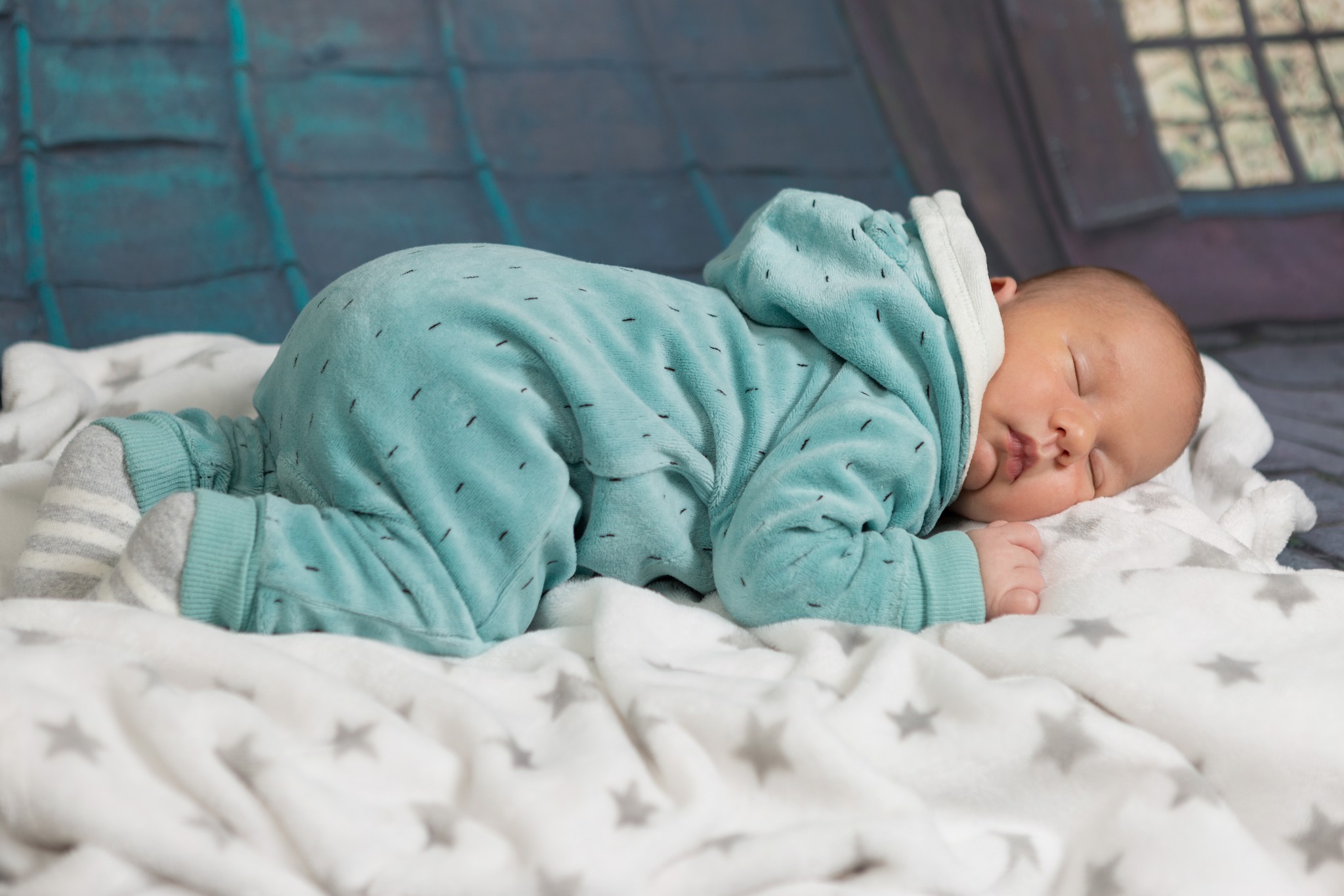 Trẻ sơ sinh nằm sấp ngủ có sao không? Đâu là tư thế chuẩn ngủ của bé