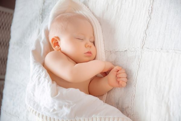 có nên cho trẻ sơ sinh nằm nghiêng khi ngủ không