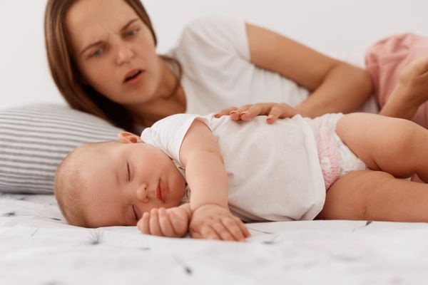 trẻ sơ sinh ngủ nhiều có sao không