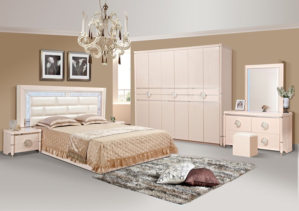 Giường tân cổ điển gỗ màu trắng có thể kết hợp với nhiều nội thất khác nhau
