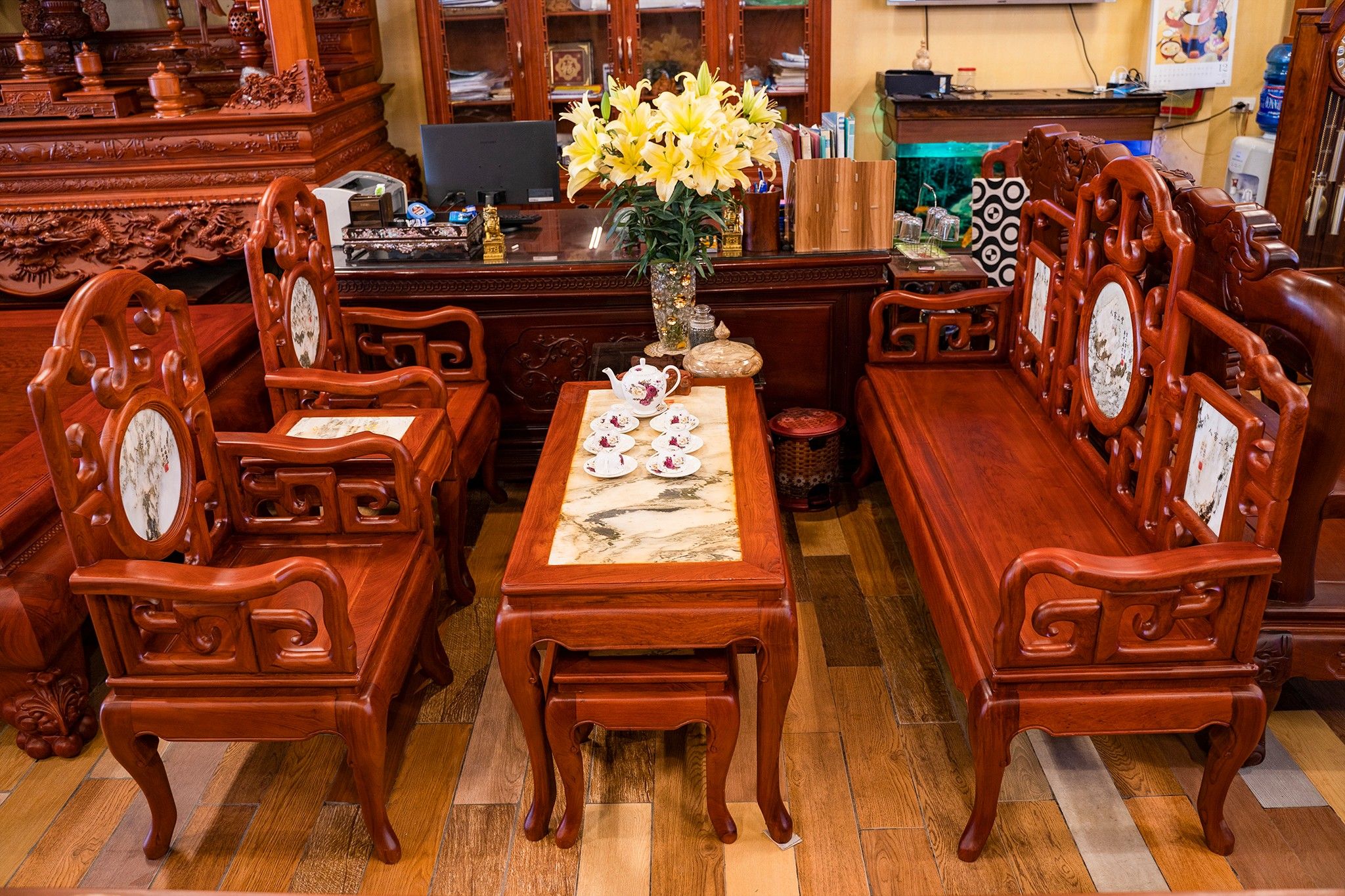Bàn ghế kiểu cổ điển: Một bộ bàn ghế cổ điển sử dụng chất liệu gỗ tự nhiên và thiết kế độc đáo sẽ khiến bạn cảm thấy như đang sống trong một căn phòng với phong cách hoàng gia. Hãy để bộ bàn ghế cổ điển mang lại cho bạn trải nghiệm thú vị về phong cách nội thất cổ điển.
