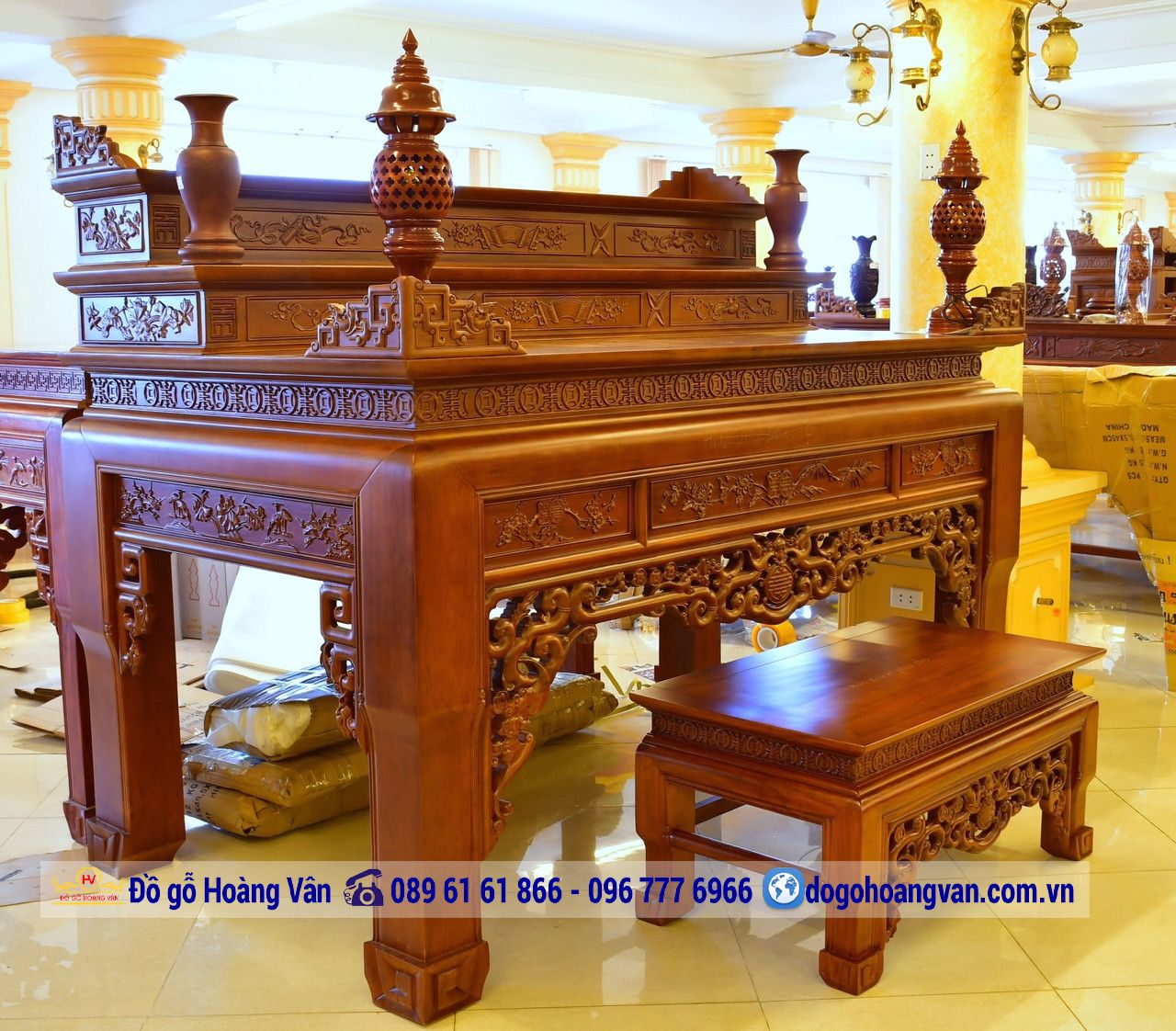 Top 50 mẫu bàn thờ gỗ hương đẹp sang trọng nhất