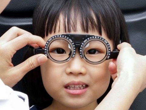 Có nên đeo kính nhẹ hơn số độ của mắt không ?