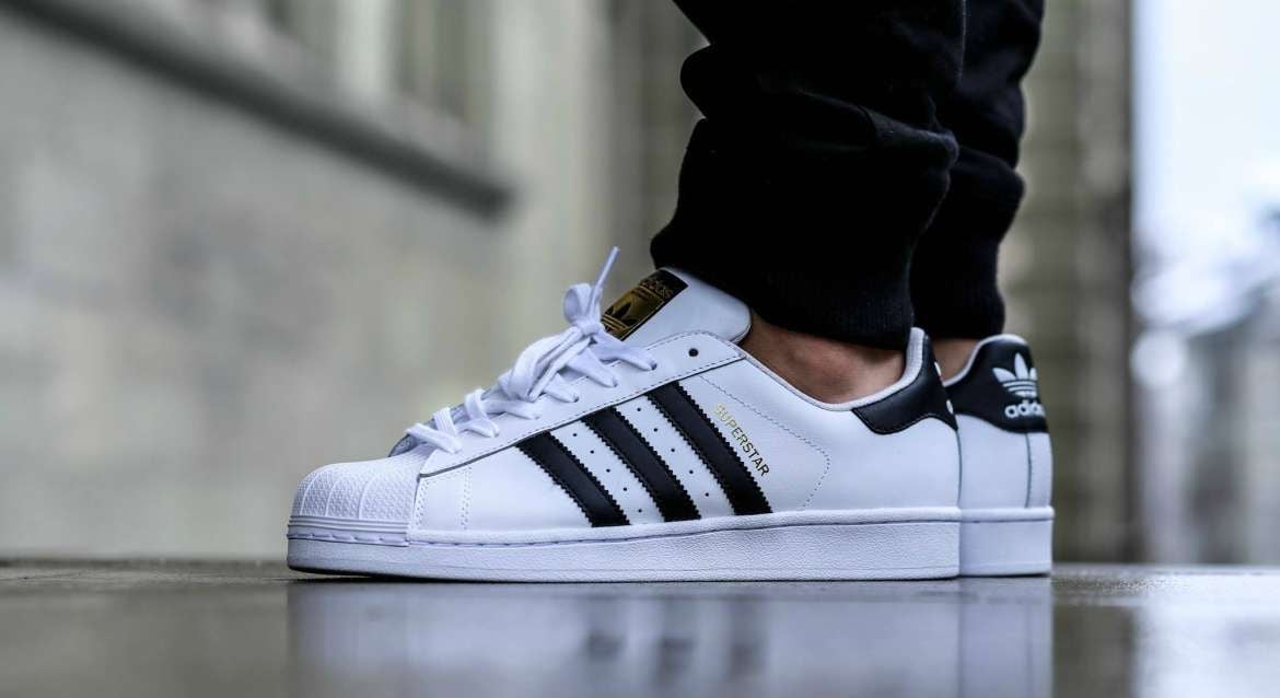 atmos-hop-tac-voi-adidas-superstar-de-ton-vinh-chu-cho-hachikō-huyen-thoai