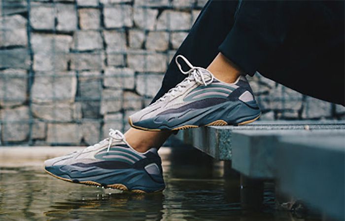 adidas-yeezy-boost-700-v2-co-dang-mua-hay-khong-dieu-ban-can-biet