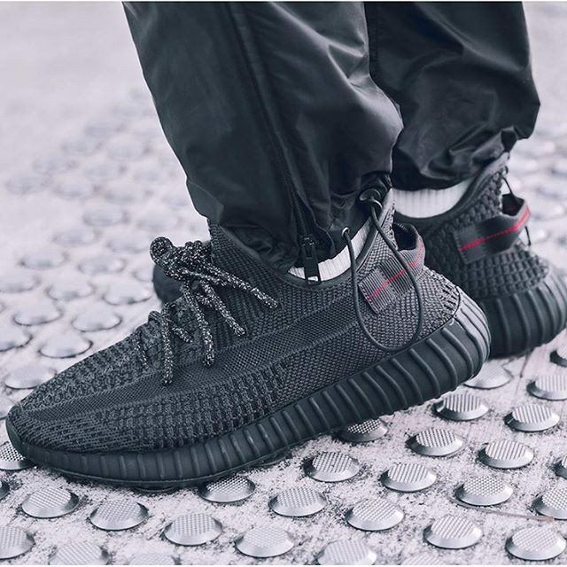 yeezy-day-2021-se-chung-kien-su-hoi-birth-cua-bo-ba-doi-jay-350-v2