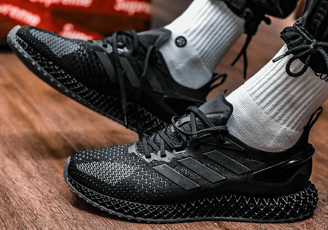 cam-nhan-tuong-lai-gong-adidas-4d-futurecraft-triple-black