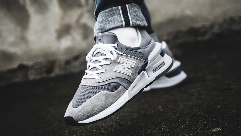 new-balance-990v5-xuat-hien-voi-tong-mau-den-va-vang