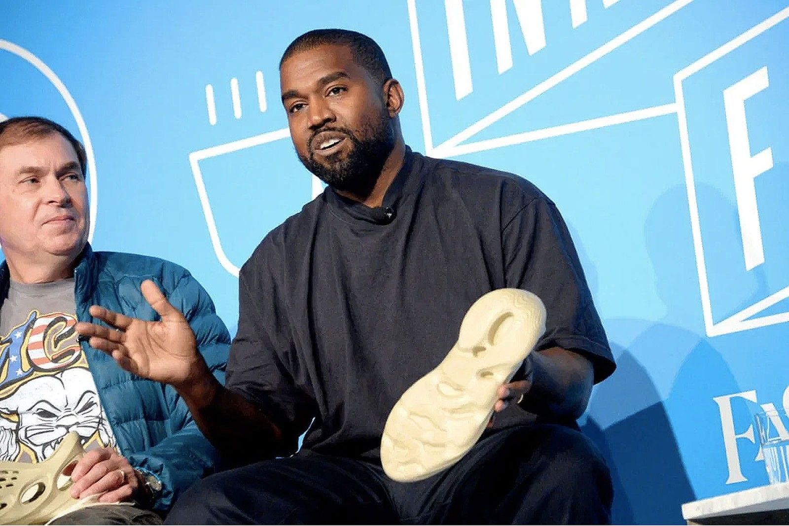 kanye-west-duoc-bat-gap-mang-tren-minh-logo-nike