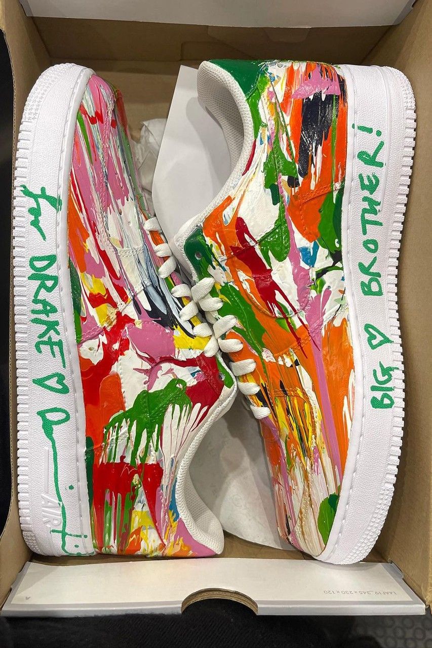 drake-nhan-duoc-doi-giay-nike-air-force-1-ve-tay-tu-damien-hirst