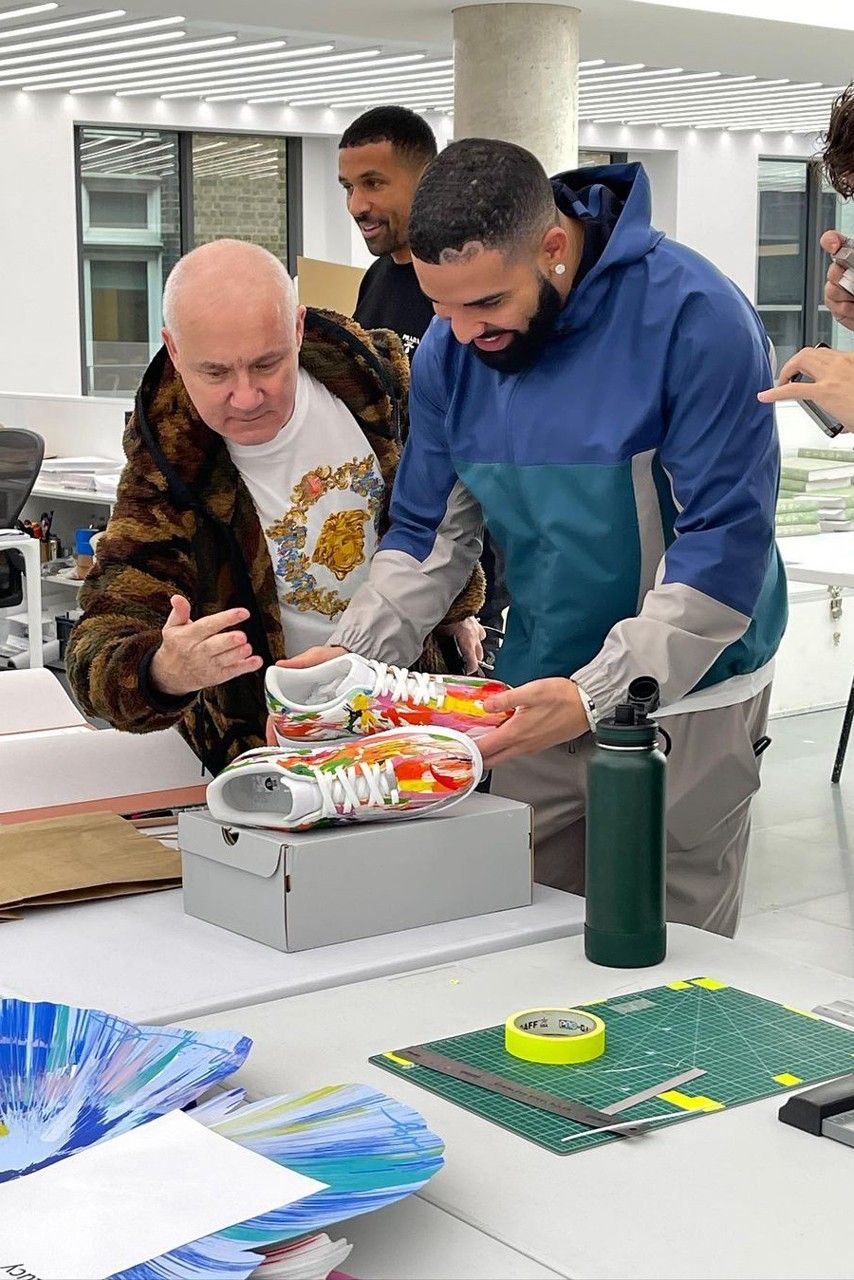 drake-nhan-duoc-doi-giay-nike-air-force-1-ve-tay-tu-damien-hirst