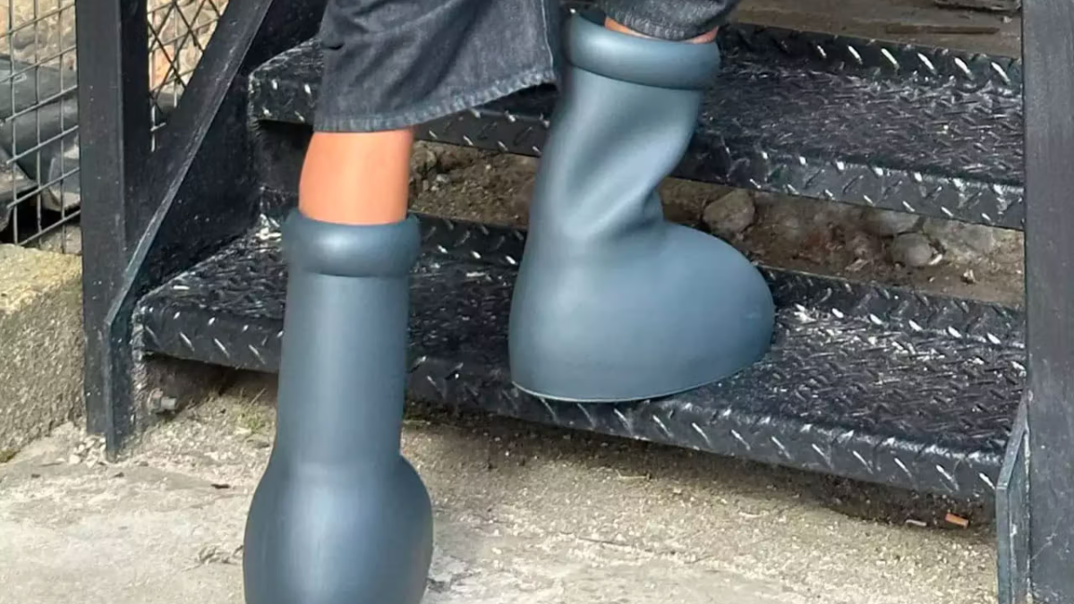 Hinh anh 2: Su tro lai cua MSCHF Big Boot voi tong mau den