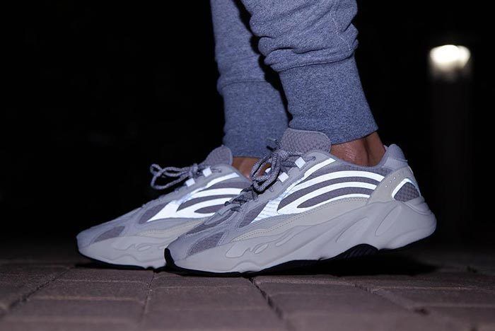 adidas-yeezy-boost-700-v2-co-dang-mua-hay-khong-dieu-ban-can-biet