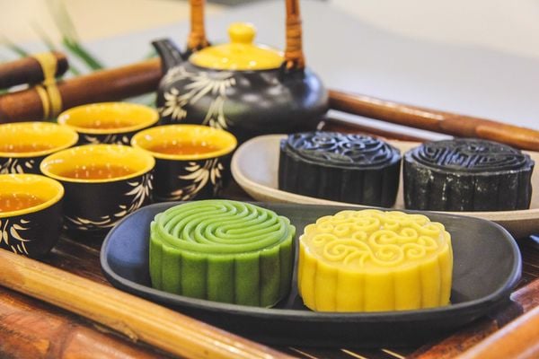 TAKESUMI (BAMBOO CHARCOAL) MOONCAKE  FOR MID-AUTUMN FESTIVAL