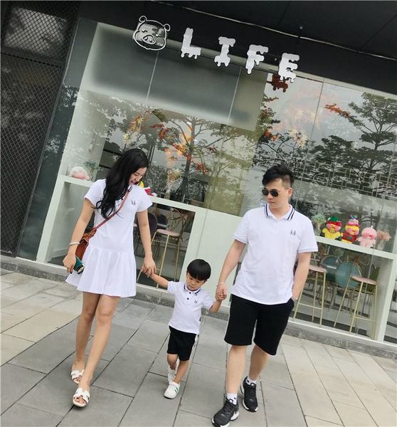 dong phuc gia dinh di bien va du tiec
