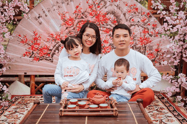 Áo gia đình đón xuân là trang phục truyền thống trong ngày Tết của người Việt Nam. Hãy xem hình ảnh các gia đình diện những bộ áo này và cảm nhận không khí tết đoàn viên, tràn đầy niềm vui.