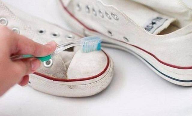 Sử dụng kem đánh răng làm sạch giầy