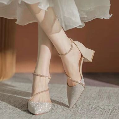 Giày cao gót cô dâu có chiều cao khiêm tốn. Có nên chọn giày cao gót cho cô dâu không?