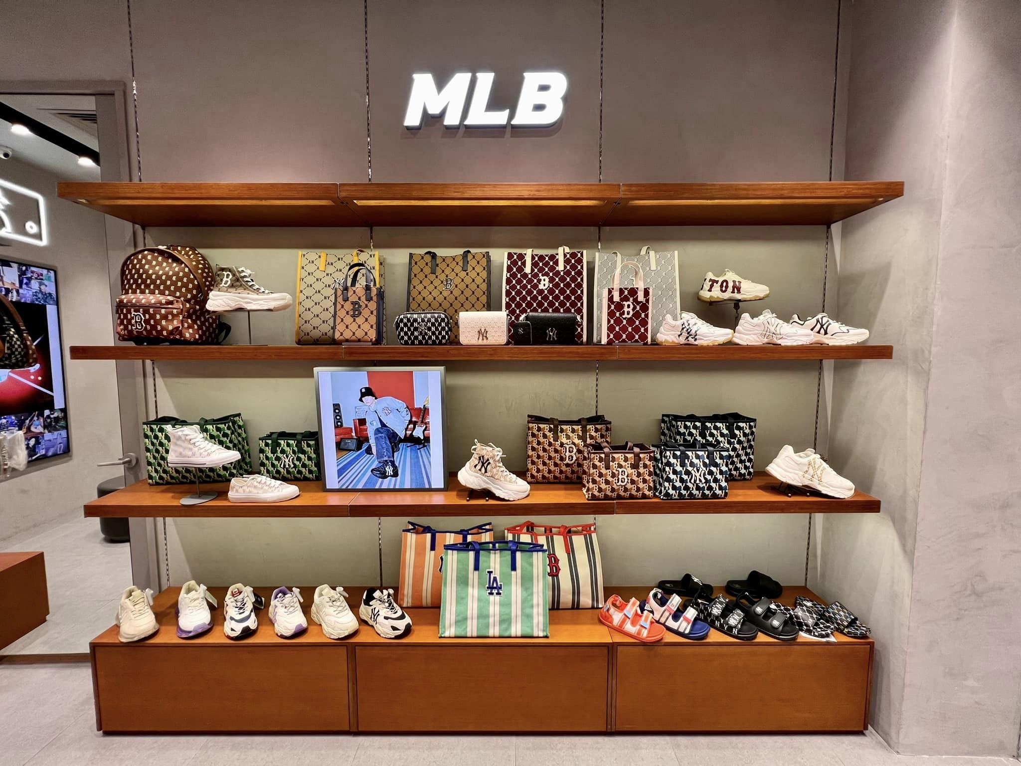 MLB chơi lớn khai trương cửa hàng đầu tiên cực chất tại Hải Phòng cả MCK  và Tlinh cũng phải trầm trồ