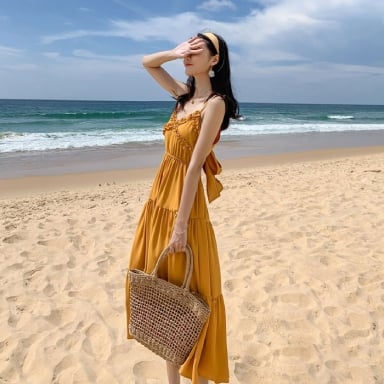 Phụ nữ ngoài 30 đi biển mặc kiểu vượt rào: Chuyên trị ngực lép, không hở  vẫn quyến rũ cháy mắt