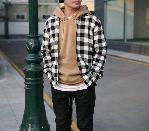 Mix Flannel shirt cùng áo hoodie