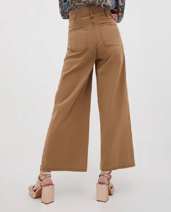 Phối với áo sơ mi với quần khaki