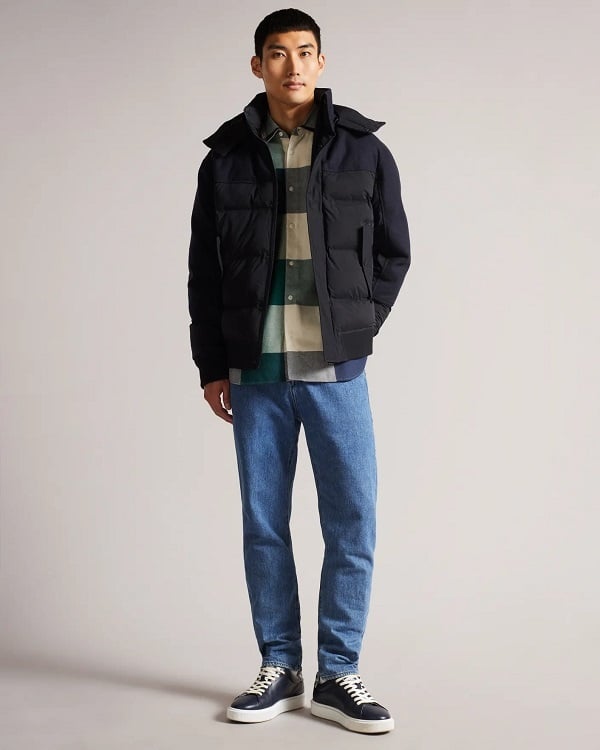 Áo sơ mi là lựa chọn tuyệt vời khi mix với quần Jeans