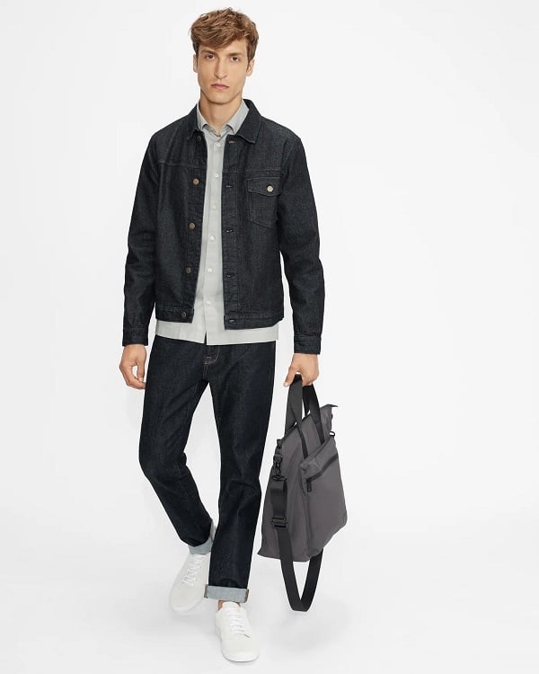 Sự kết hợp giữa Jacket Denim và sơ mi giúp trang phục năng động hơn