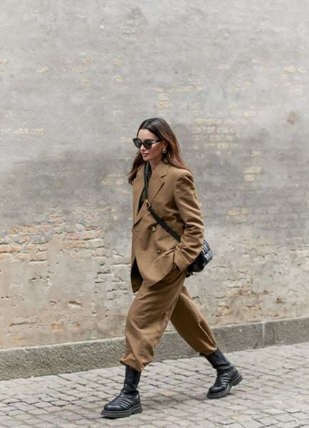 Cách phối đồ chuẩn thời thượng với áo blazer và boots đen cổ lửng