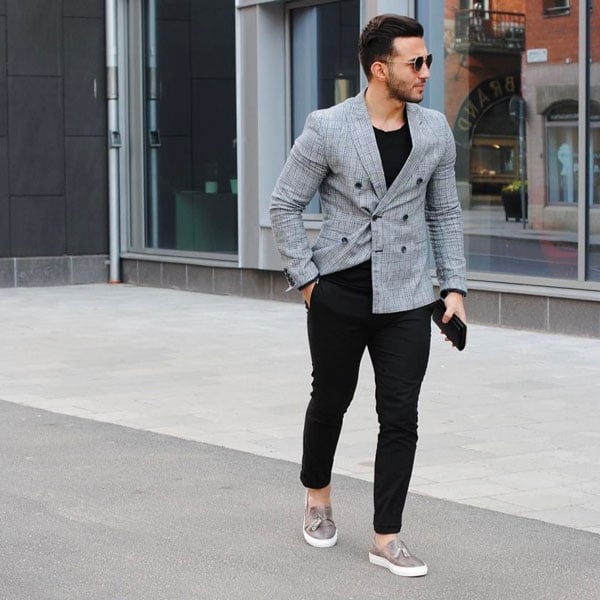 Áo blazer với giày slip on