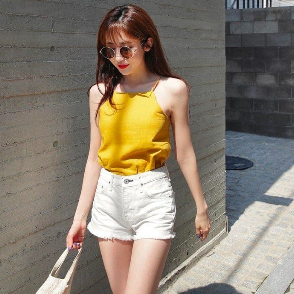 Áo hai dây với quần short jean