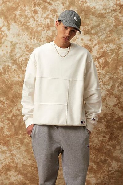 Phối áo hoodie không mũ với quần nỉ thể thao sành điệu, cá tính